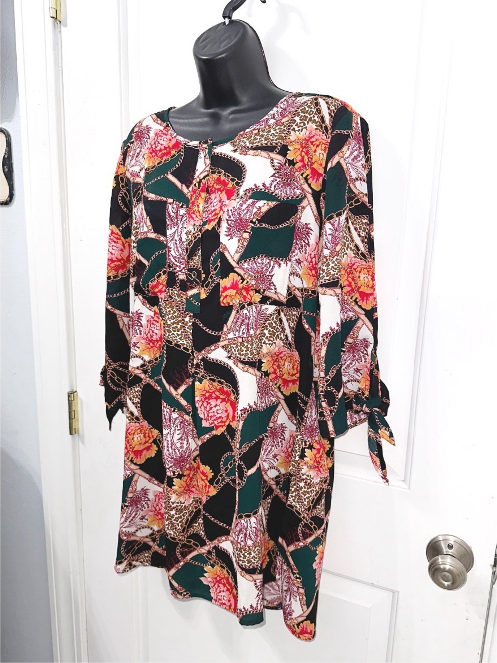 Dressbarn bold floral, chain, and animal-print tunic blouse, size Large - Picture 3 of 8